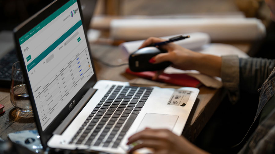 Mujer facturando desde su laptop con el software gratuito de la DIAN